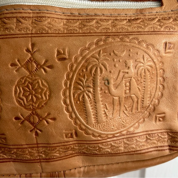 Moroccan Handcrafted Leather Shoulder Bag - Picture 4 of 8